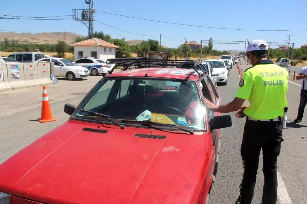 Vali Baruş trafik denetimine katılarak sürücüleri uyardı