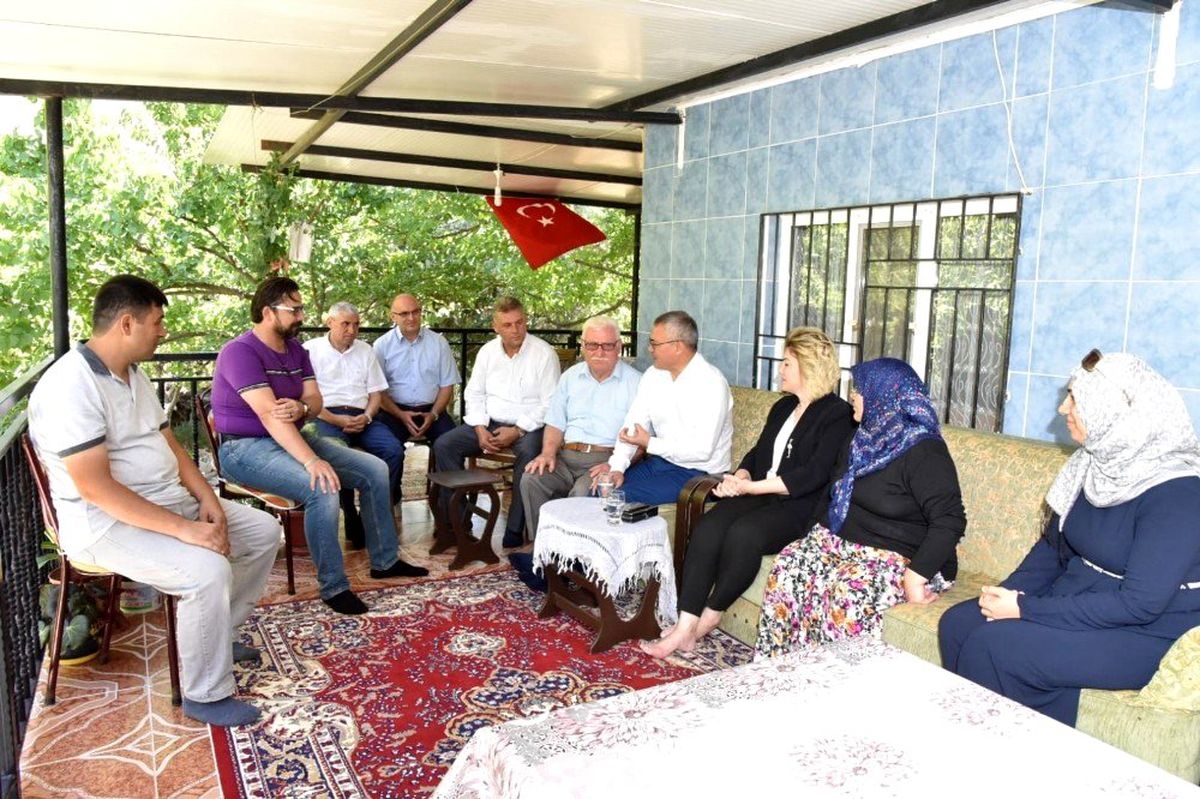 Vali Deniz ve eşi şehit ailesi ile bayramlaştı