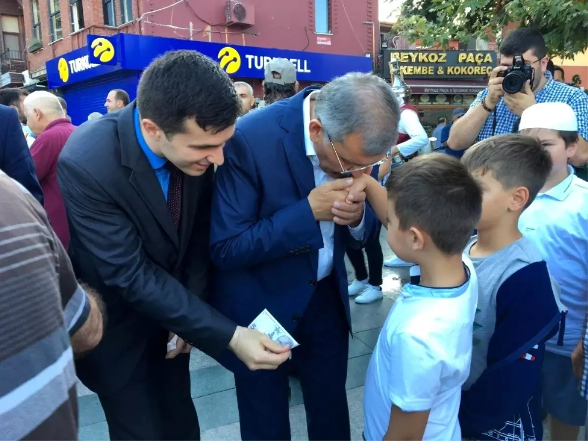 Belediye Başkanı Murat Aydın, bayram namazını Beykozlularla birlikte kıldı