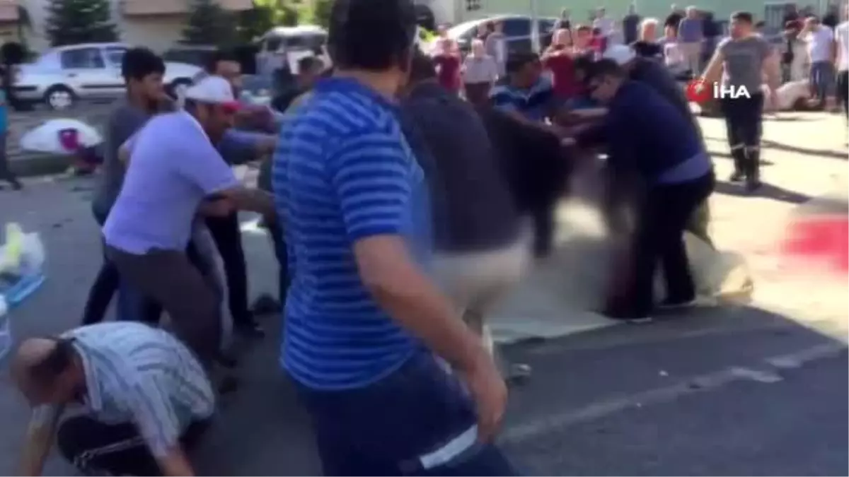 Boynu kesildikten sonra ayağa kalkan kurbanlık zor anlar yaşattı