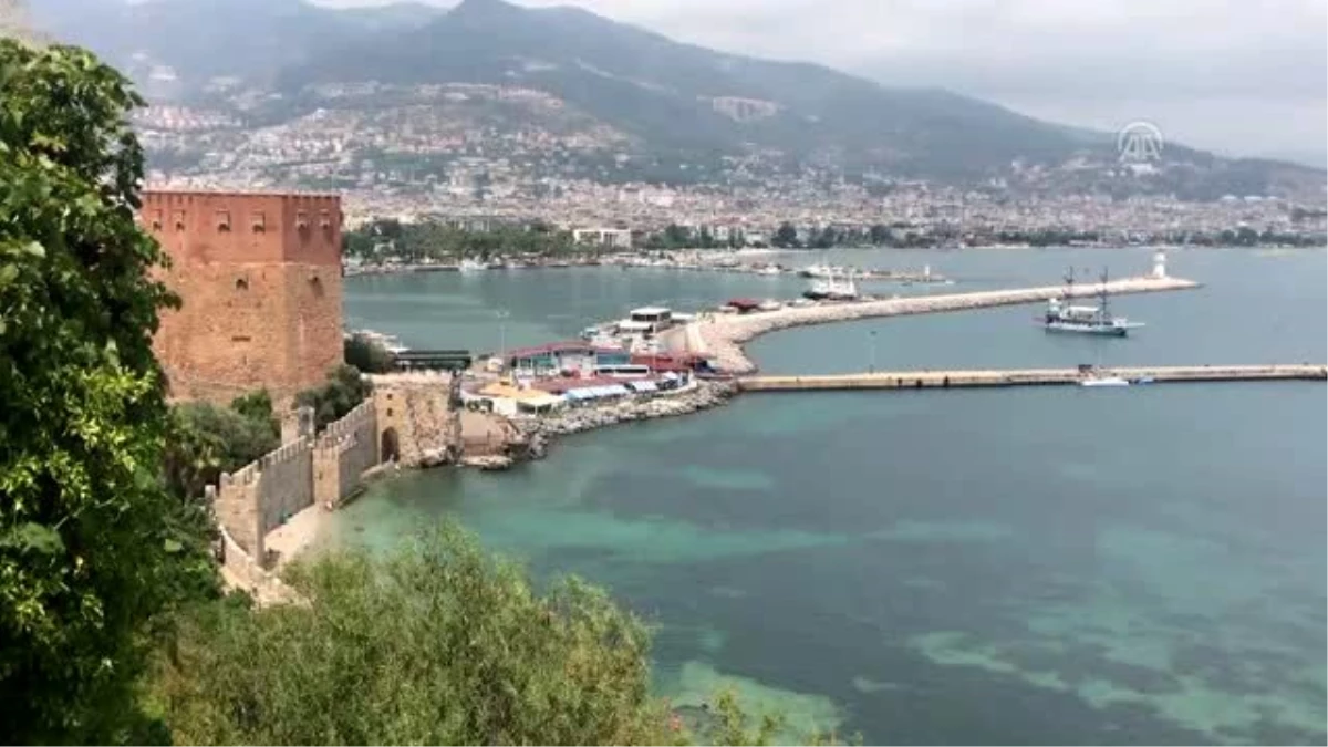 Ege ile Akdeniz, yerli ve yabancı turistle "bayram" ediyor