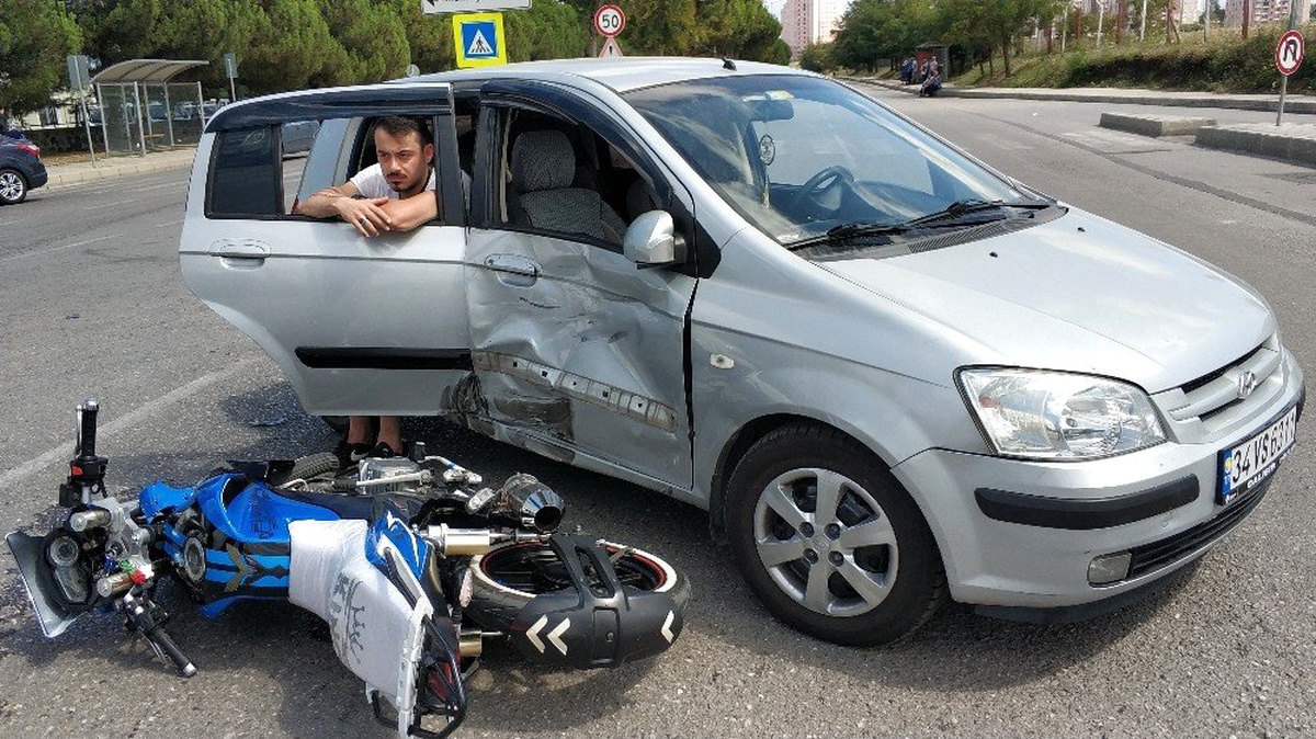 Hastaneden dönen motosiklet hastaneye giden otomobille çarpıştı: 4 yaralı