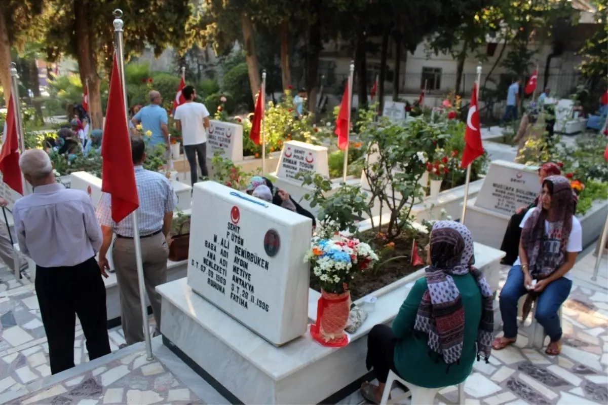 Hatay\'da mezarlıklar doldu taştı