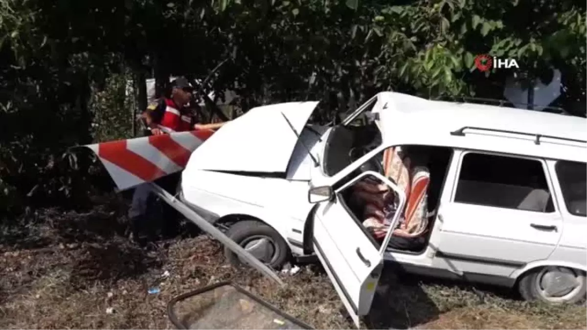 Kontrolden çıkan otomobil yön levhasına çarptı: 5 yaralı