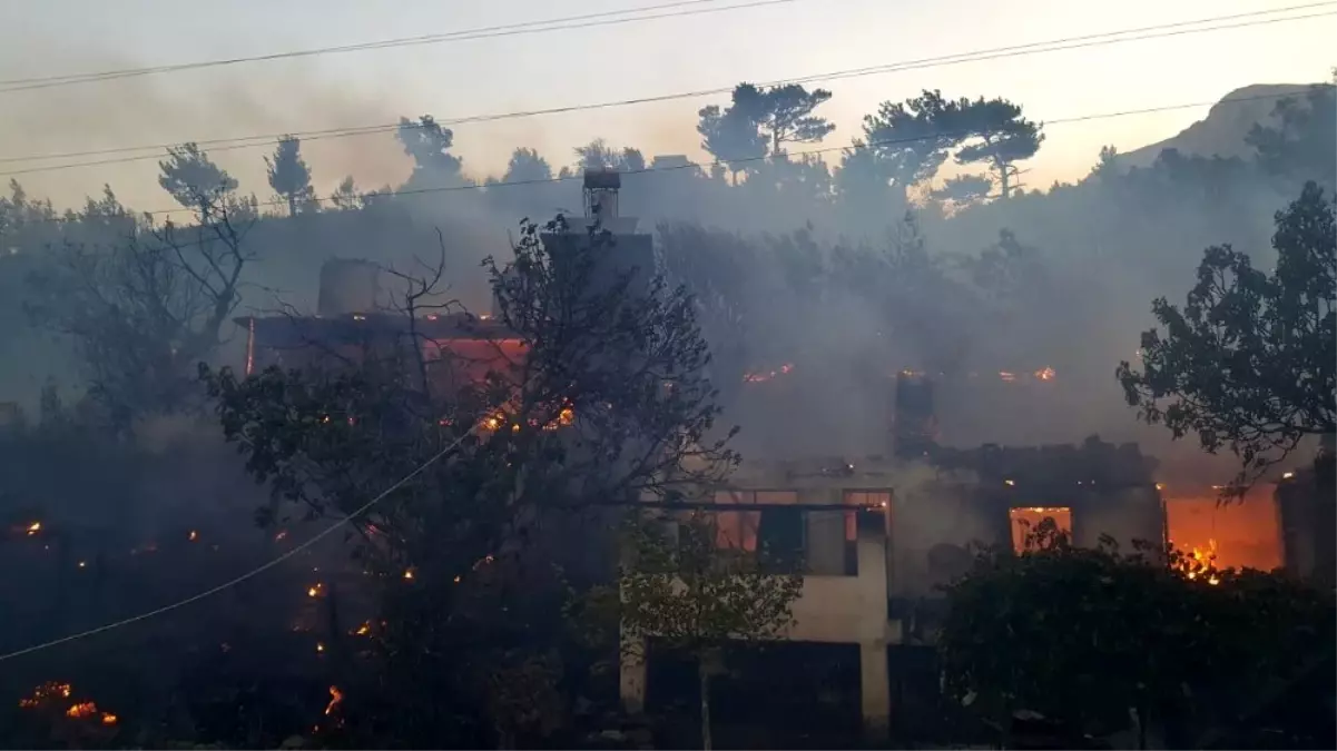 Manavgat ilçesi bayrama iki büyük yangınla girdi