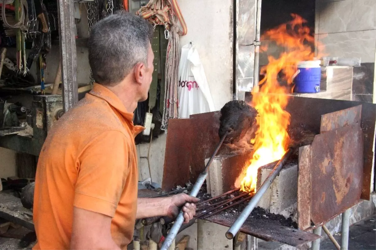 Kurban kelleleri demirci ustaları tarafından ütülüyor