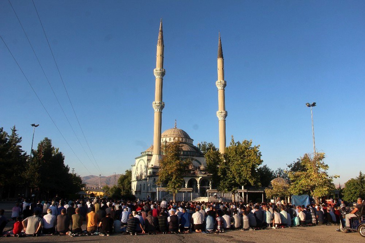 Malatya\'da bayram namazında camiler doldu taştı
