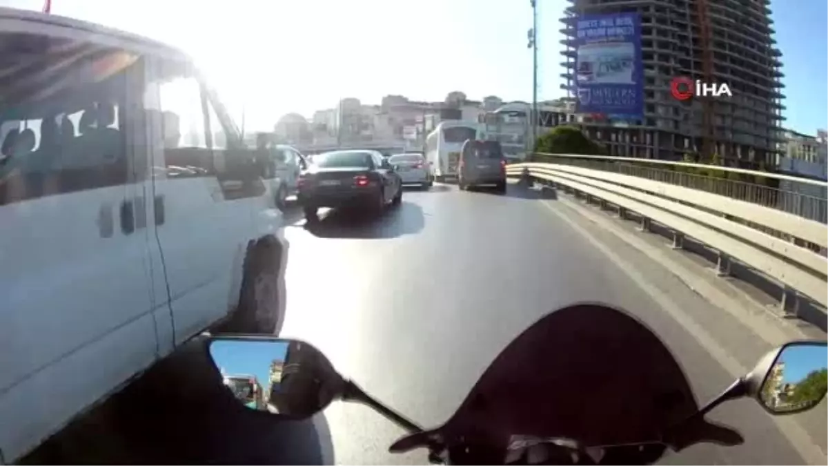 Otobüsünün motosikletliye çarpma anı kamerada