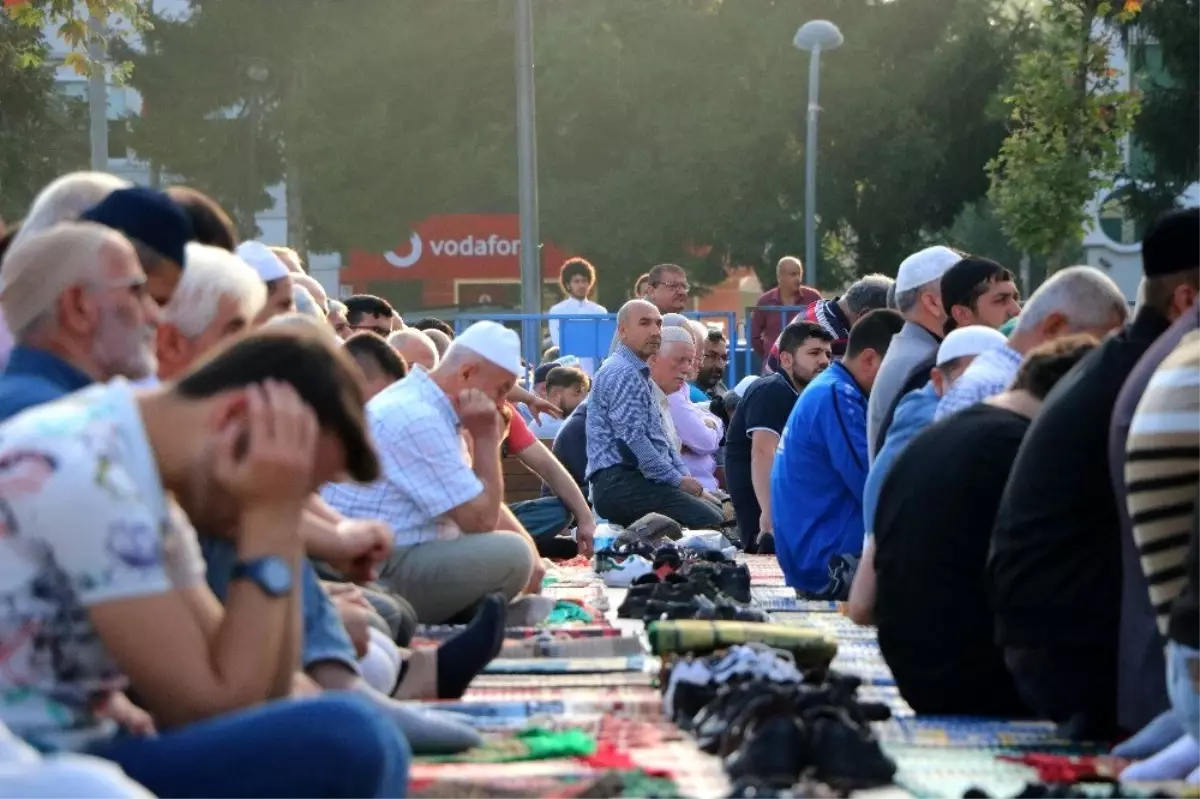 Sakaryalılar, bayram namazını Demokrasi Meydanında kıldı