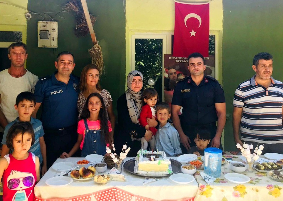 Şehit oğluna polis ve jandarmadan sürpriz doğum günü