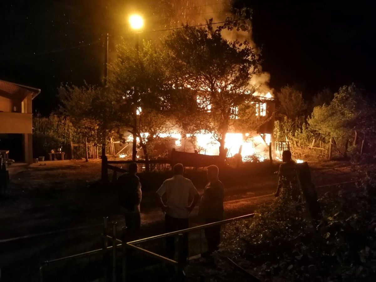 Sinop\'ta iki katlı ev alev alev yandı