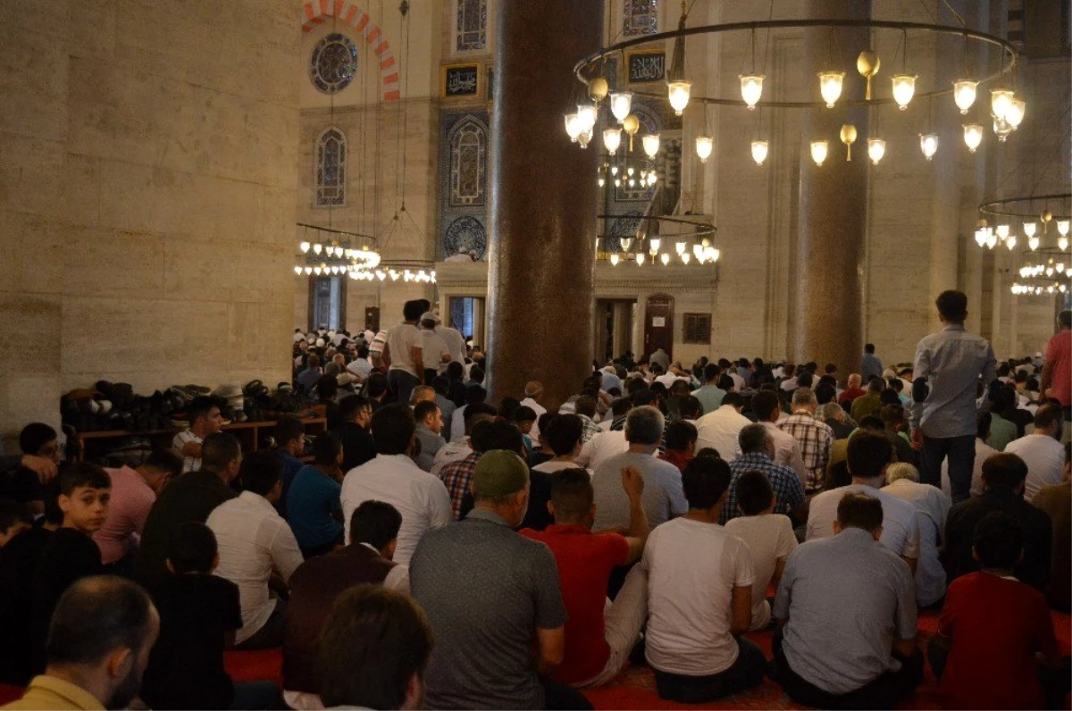 Süleymaniye Camii\'nde bayram namazı sonrası sıcak çorba ikramı