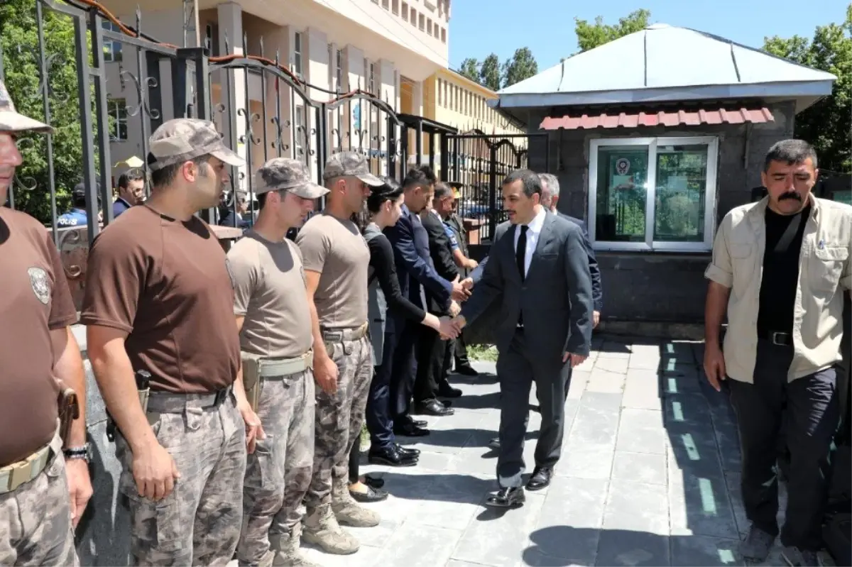 Vali Öksüz\'den şehitlik ve polis merkezi ziyareti