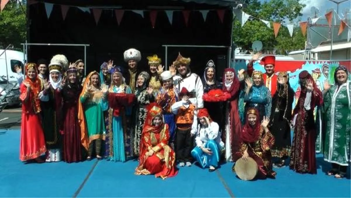 Almanya\'da geleneksel Türk kıyafetleri defilesi düzenlendi