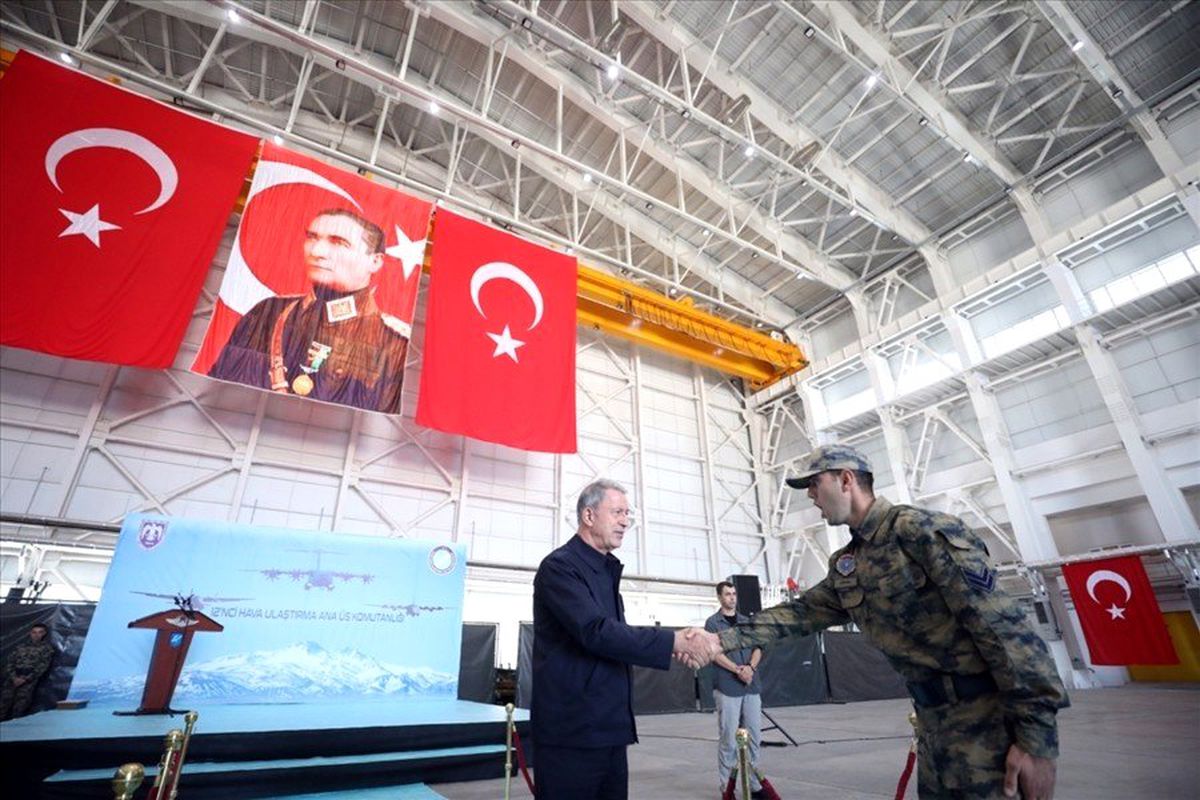 Bakan Akar, 12\'nci Hava Ulaştırma Üssü\'ndeki personelle bayramlaştı