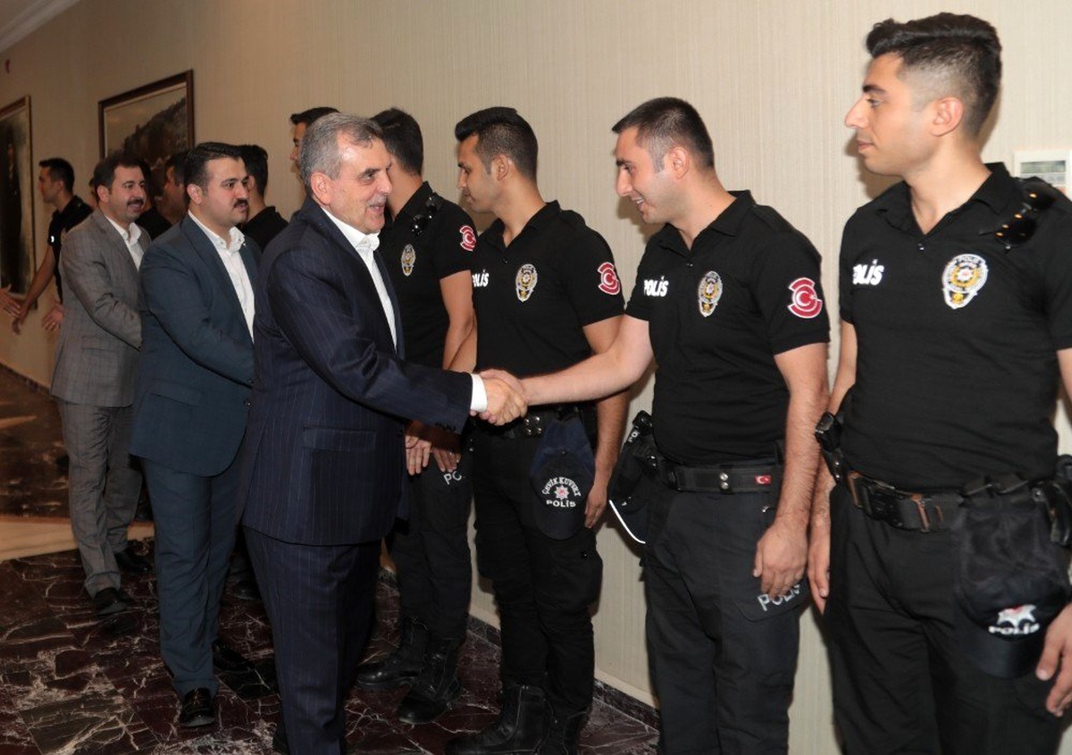 Başkan Beyazgül, vatandaşlarla bayramlaştı