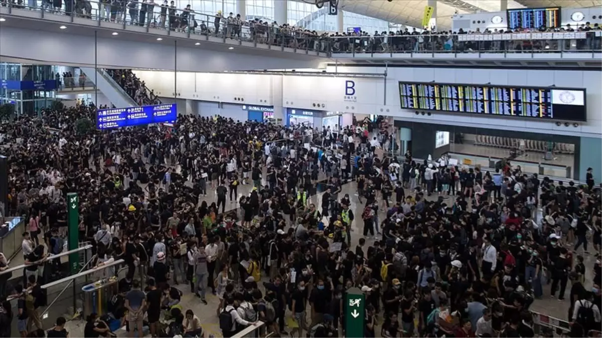 Hong Kong Havalimanı\'nda protestolar nedeniyle tüm uçuşlar iptal edildi