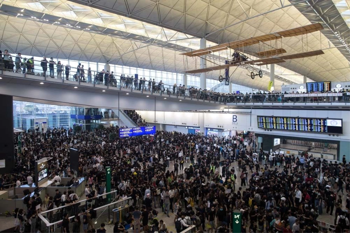 Hong Kong Uluslararası Havalimanı\'ndaki tüm uçuşlar iptal edildi