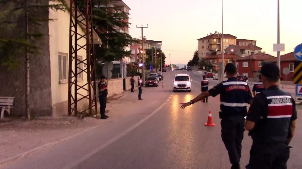 Jandarma sürücülerin bayramı kutlayıp baklava ikram etti