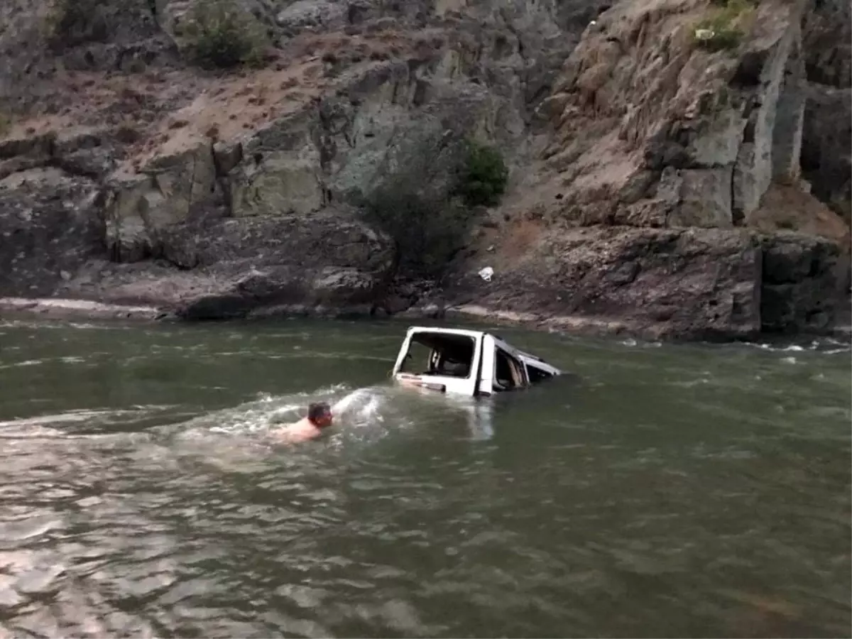 Kamyonet Çoruh Nehri\'ne uçtu: 1 ölü, 3 yaralı