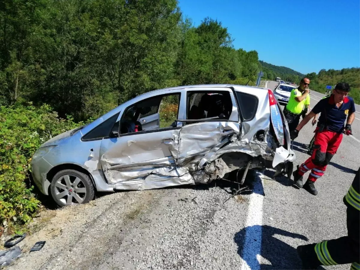 Karşı şeritteki araca çarptı, 5 kişi yaralandı