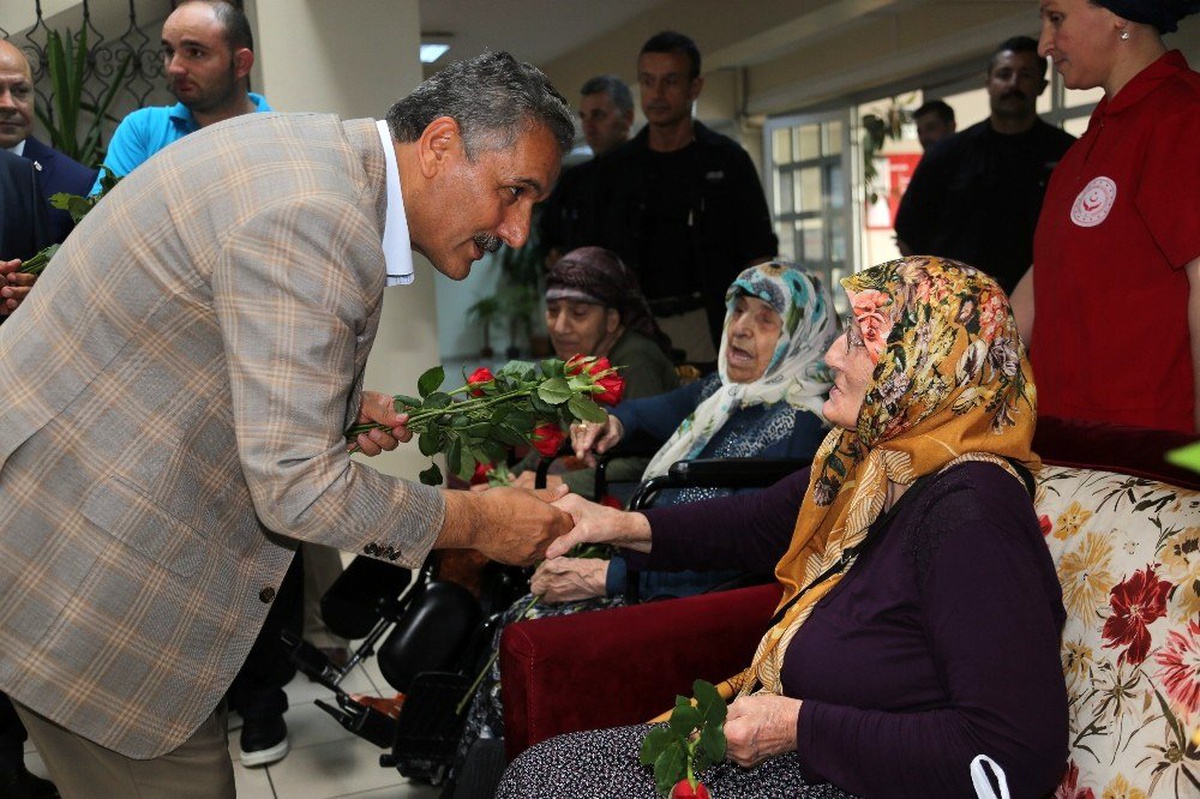 Vali Kaymak: "Bizler size hizmet etmek için her zaman hazırız"