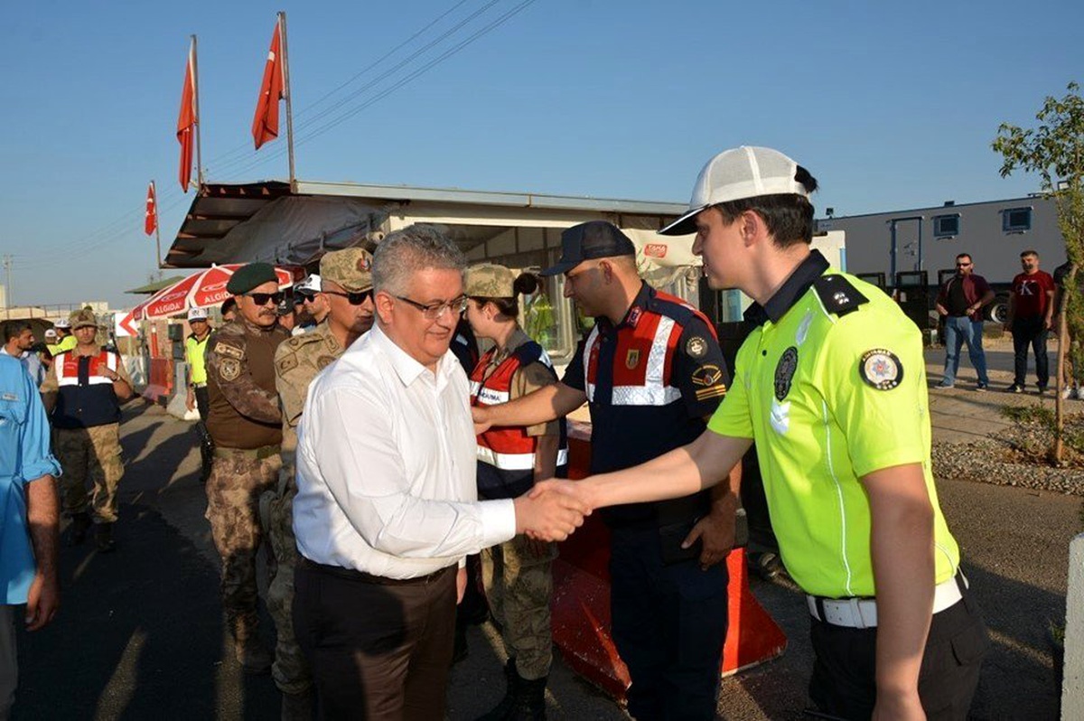 Vali Pekmez, kontrol noktasındaki polislerin bayramını kutladı