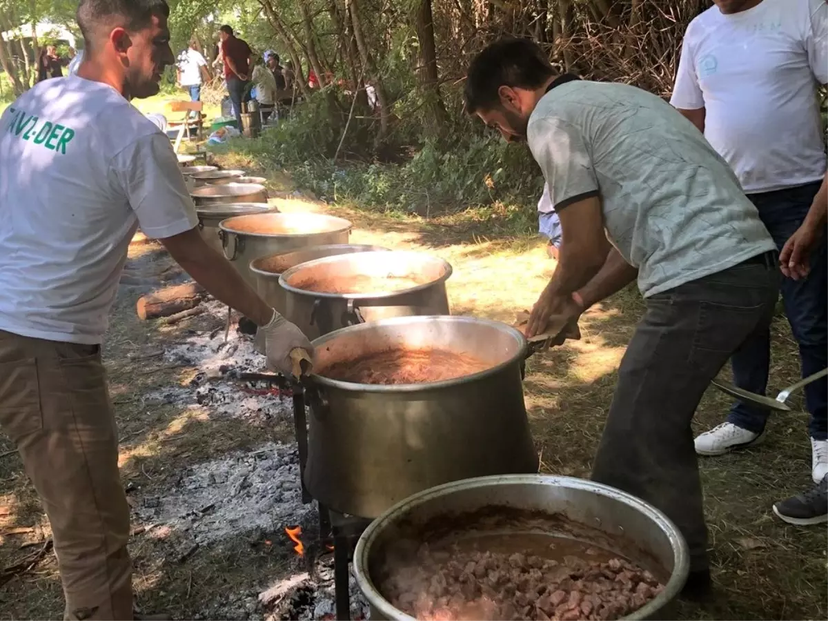 1 ton 200 kilogram et, kavurma yapılıp ikram edildi