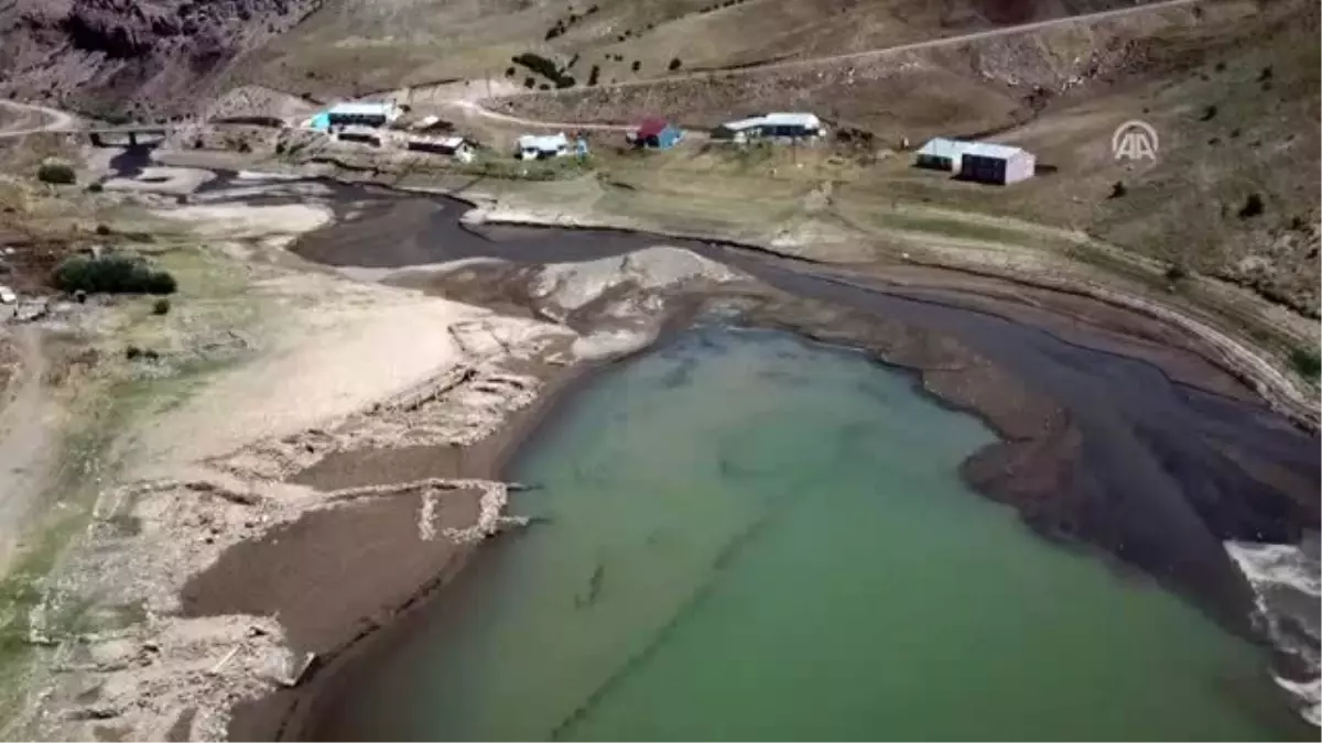 Baraj suları çekilince eski köy yeniden göründü