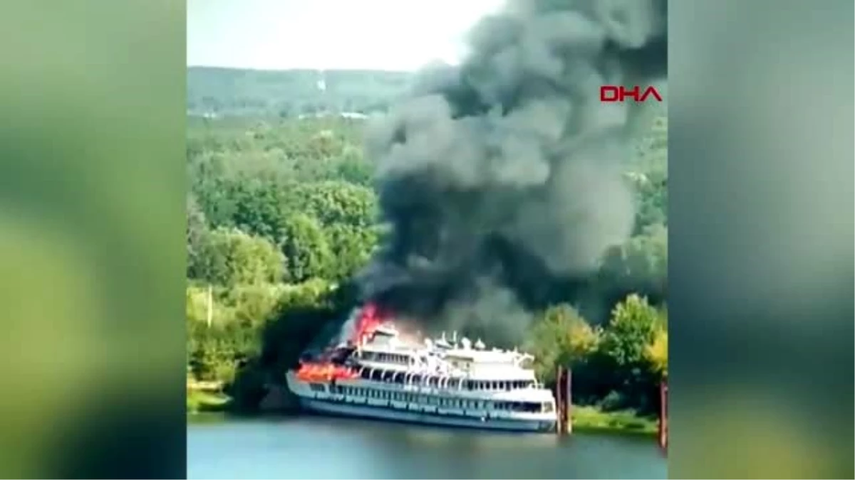DHA DIŞ - Rusya\'da tadilatı süren yolcu gemisinde yangın