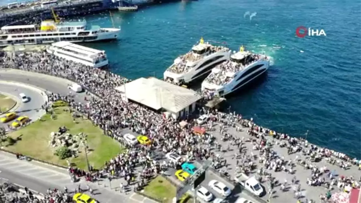 İstanbullular Eminönü İskelesi\'ne akın etti, yoğunluk havadan görüntülendi