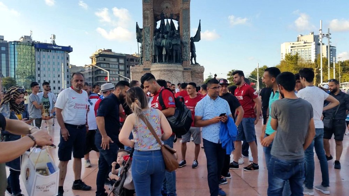 Liverpool ve Chelsea taraftarları Taksim\'de toplandı