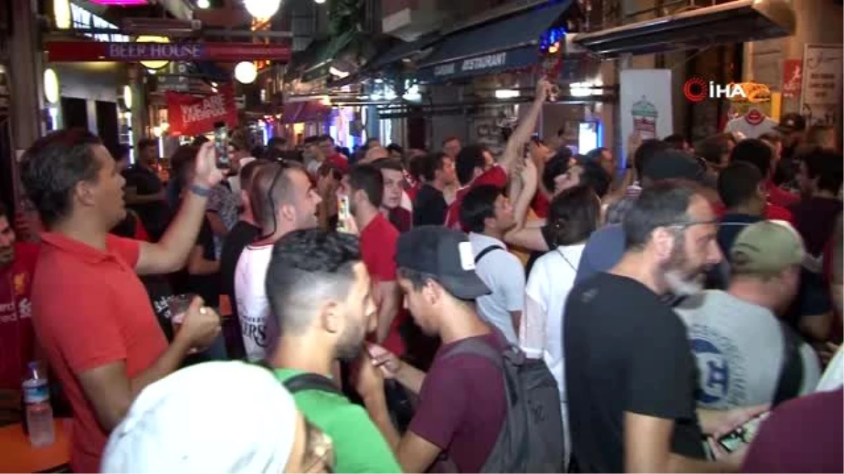 Liverpoollu taraftarlar maç öncesi İstanbul\'da doyasıya eğlendi