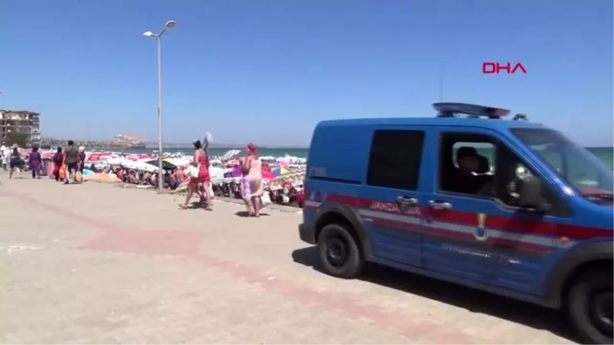 Tekirdağ\'da \'dalga\' uyarısına rağmen denize girdiler