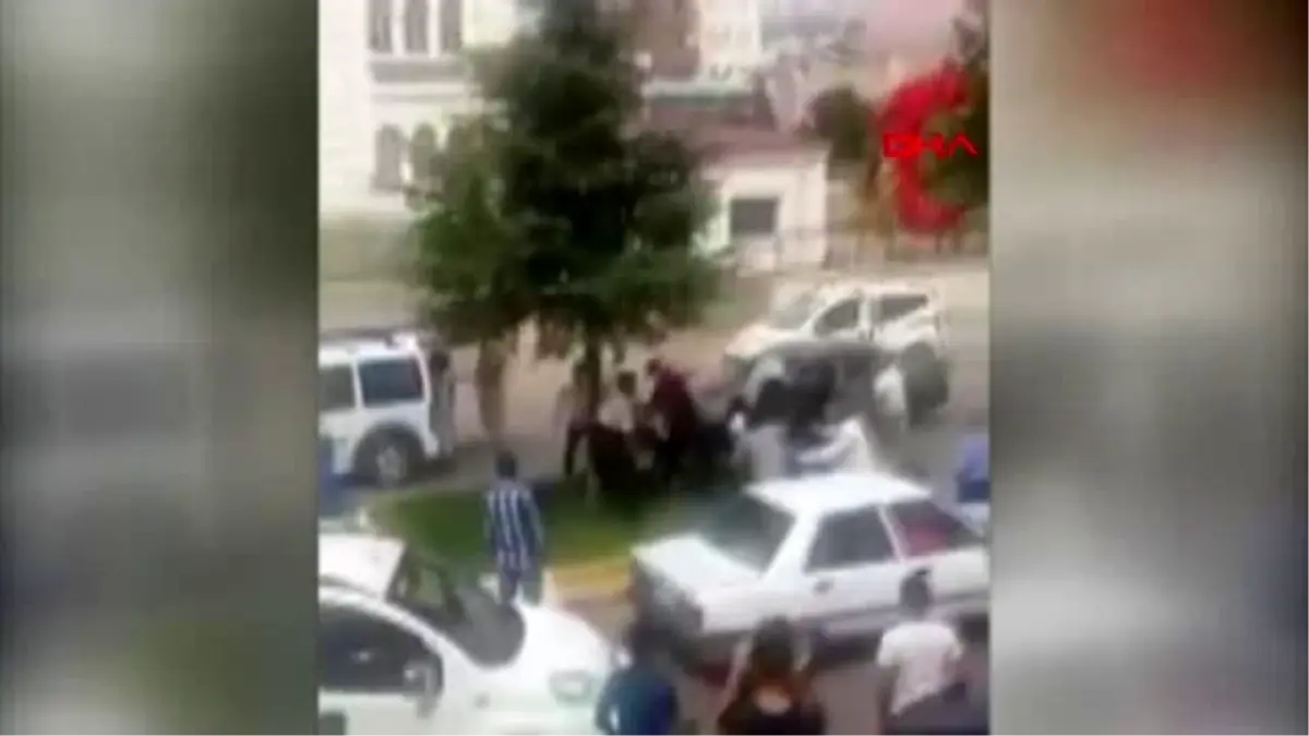 Akraba ailelerin taşlı, sopalı kavgası kamerada