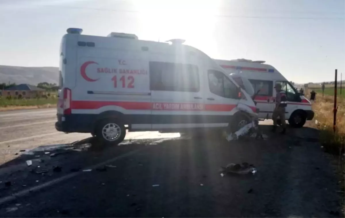 Ambulans ile ticari araç çarpıştı: 6 yaralı