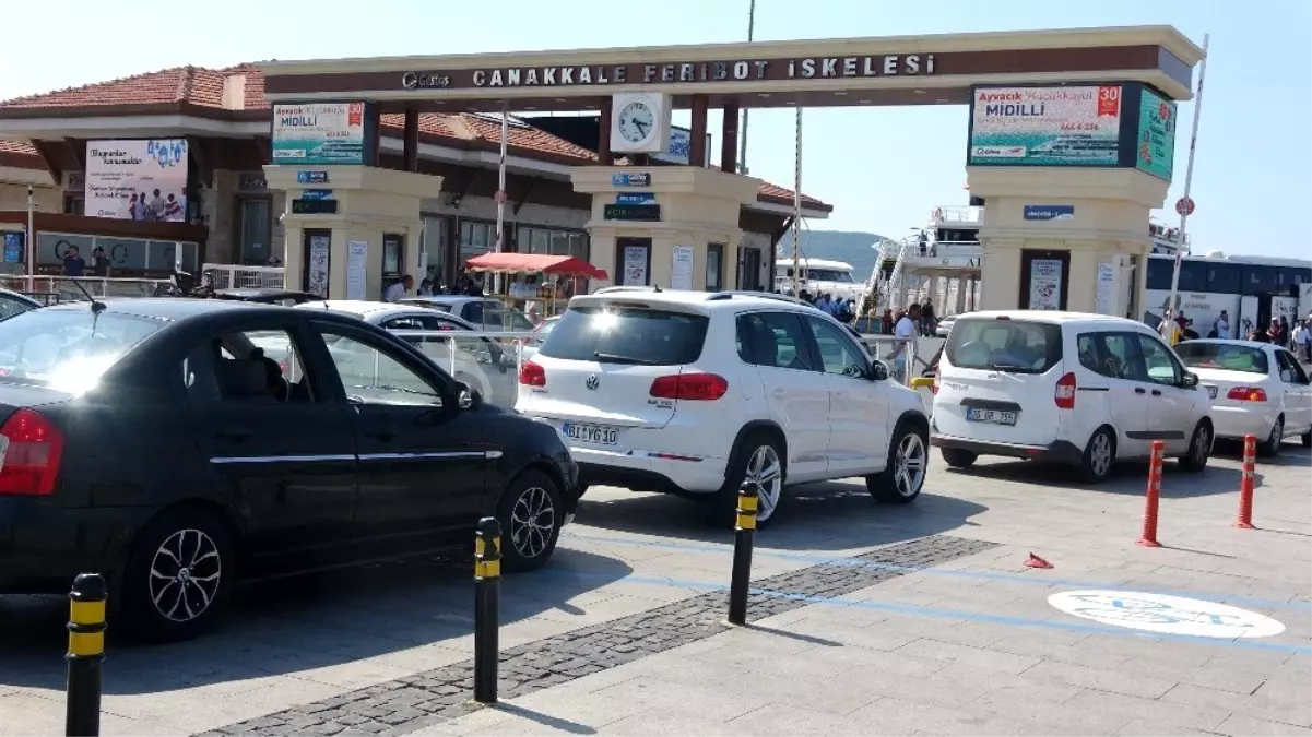 Çanakkale İskelesinde yoğunluk devam ediyor