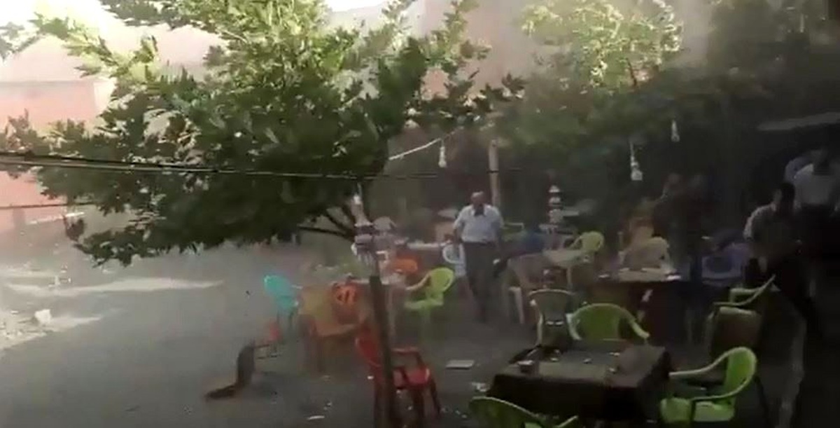 Çukurca\'da fırtına çatıları uçurdu, ağaçları devirdi