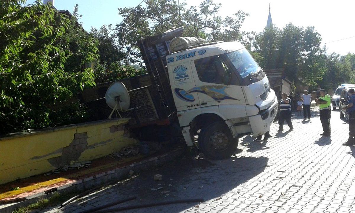 Freni boşalan kamyon, evin bahçesine uçtu: 1 yaralı