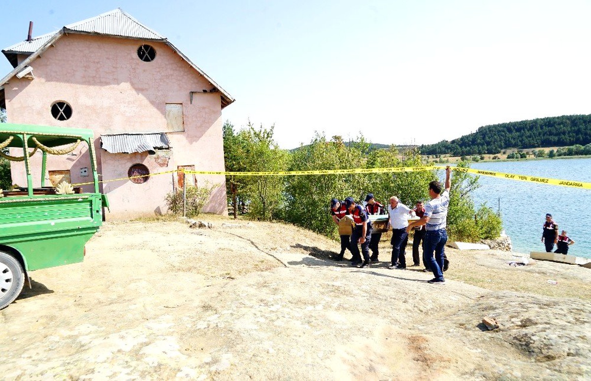Gölete düşen çocuklarını kurtarmak isteyen anne ve baba da boğuldu