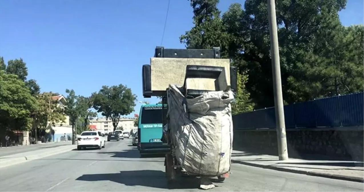 Konya\'da bir kağıt toplayıcısı, çuvalın üzerinde koltuk takımı taşıdı