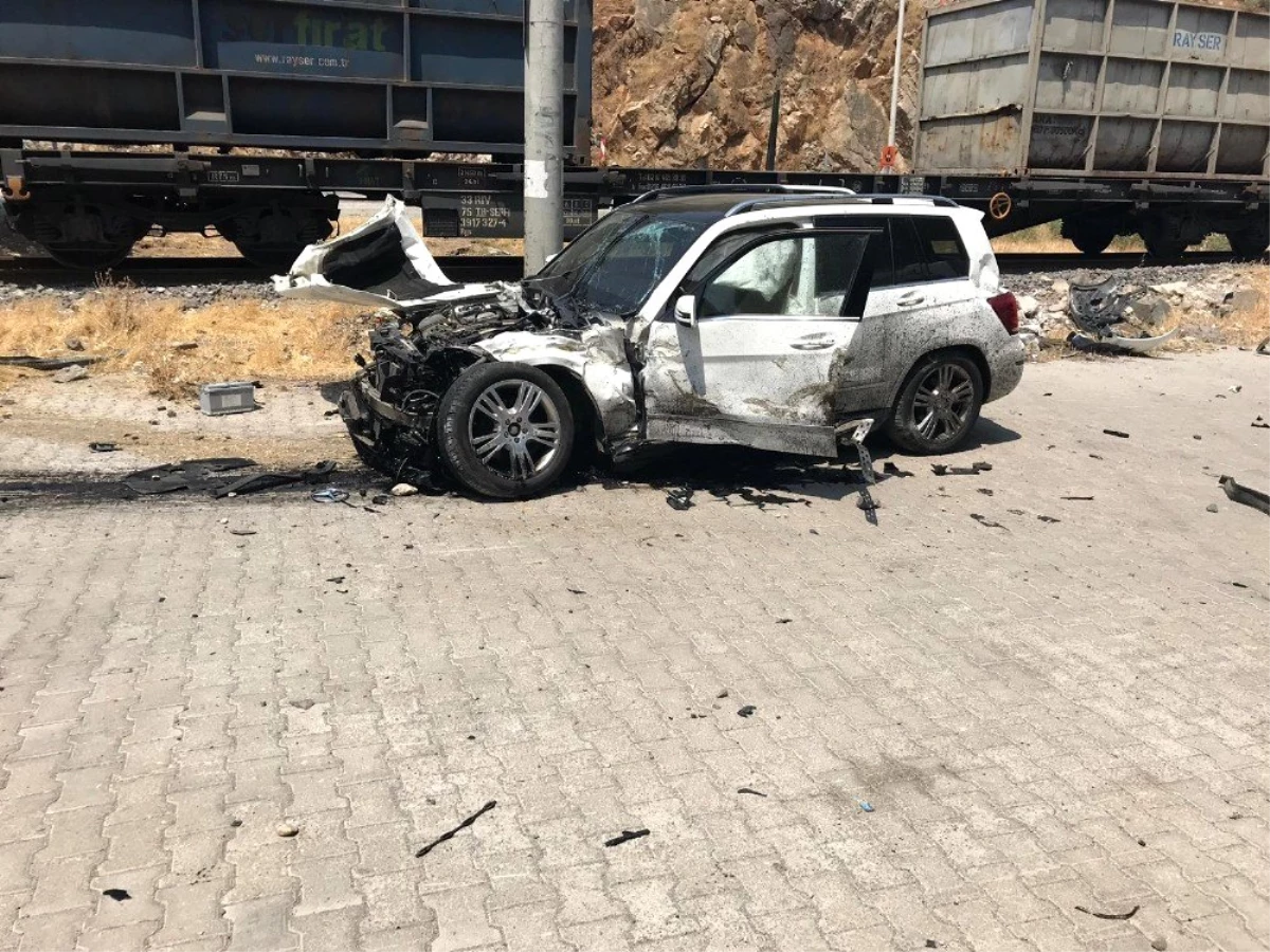 Kahramanmaraş\'ta yük treni otomobile çarptı: 5 yaralı