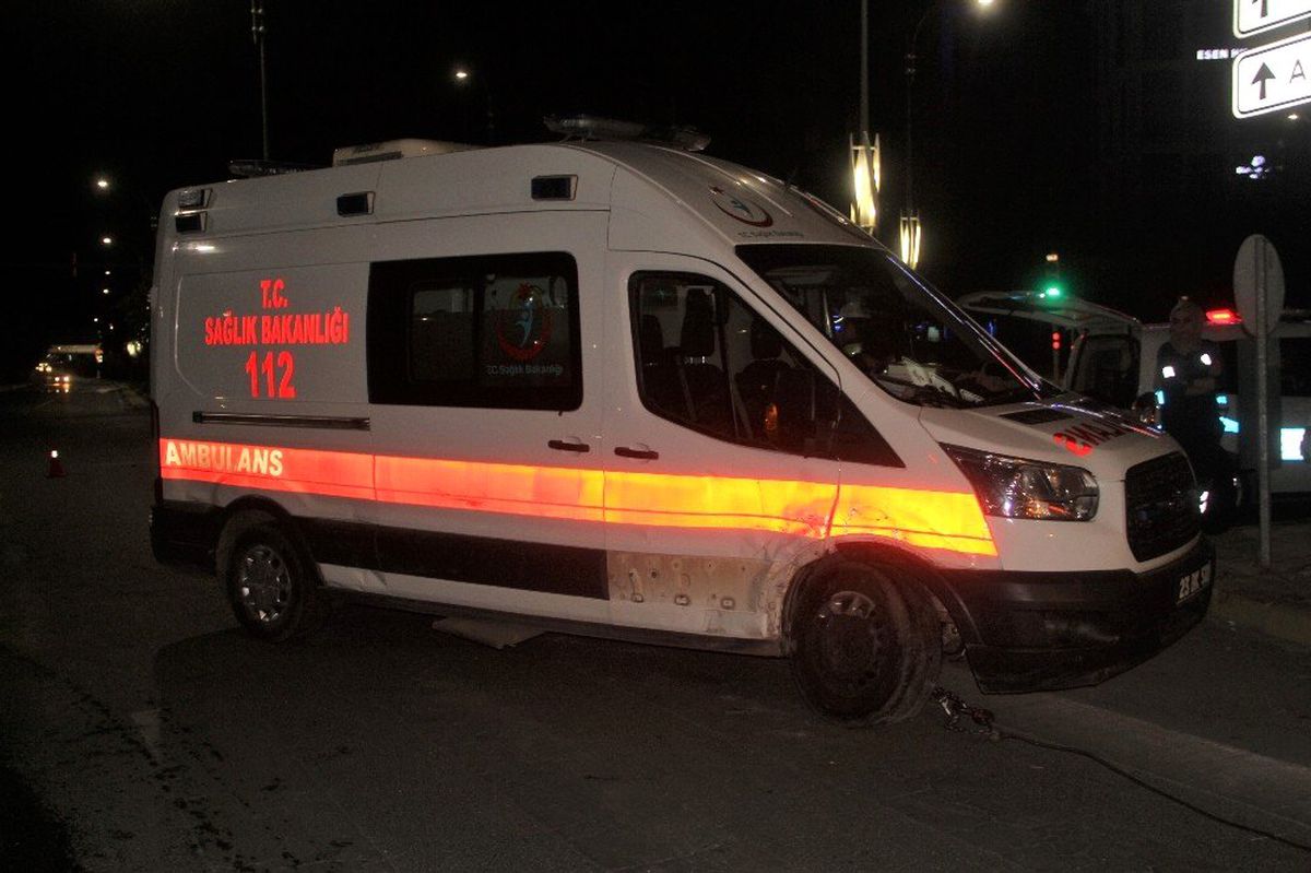 Otomobil ambulansa çarptı: 2 yaralı