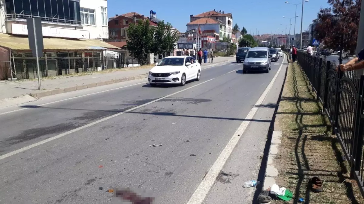 Otomobilin çarptığı motosiklet sürücüsü öldü