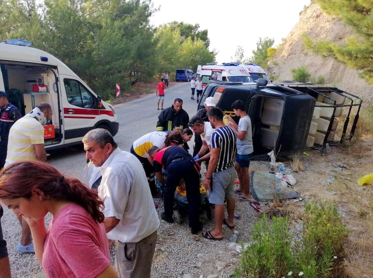 Safari cipi devrildi: 6\'sı yabancı uyruklu 16 yaralı