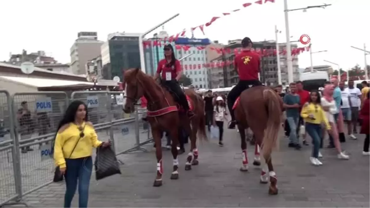 Taksim\'de Meydanı\'ndaki atlı polislere İngiliz taraftarlardan yoğun ilgi