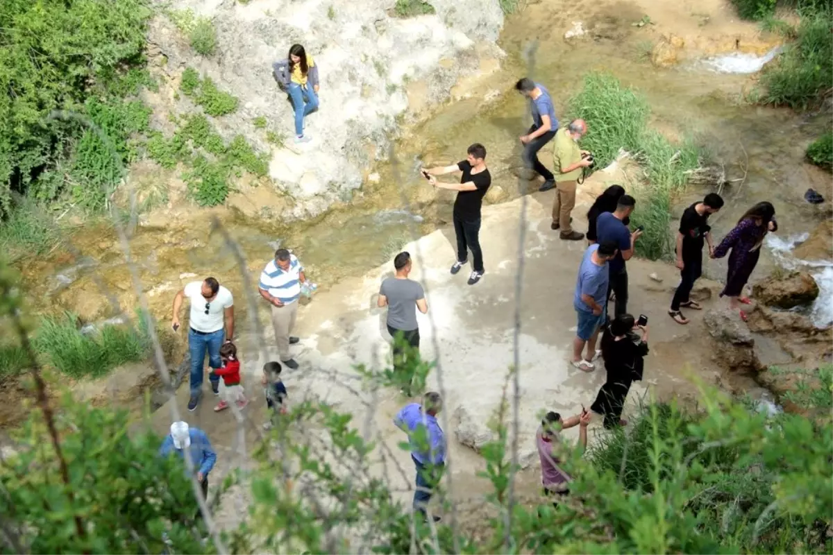 Tatilciler serinlemek için şelalelere akın etti