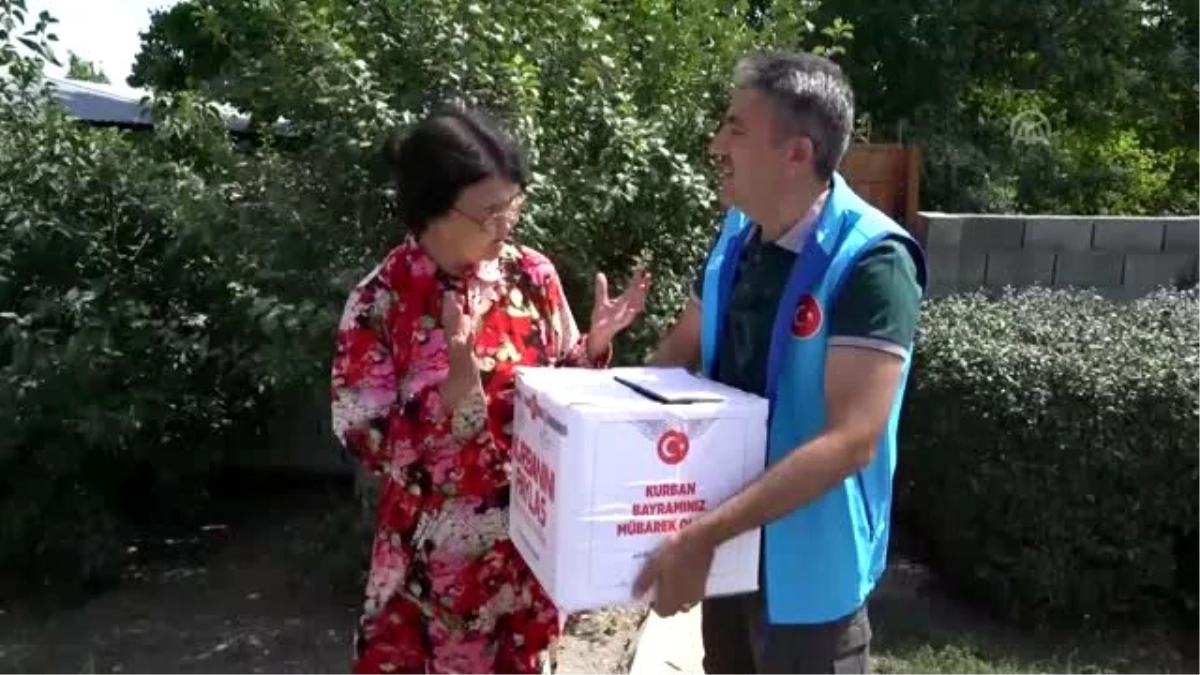 Türkiye\'den eve mahkum Kırgız hastalara kurban yardımı