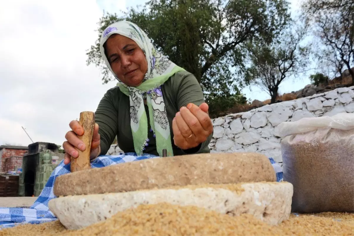 150 yıllık taş değirmenden bulgur yapıyor