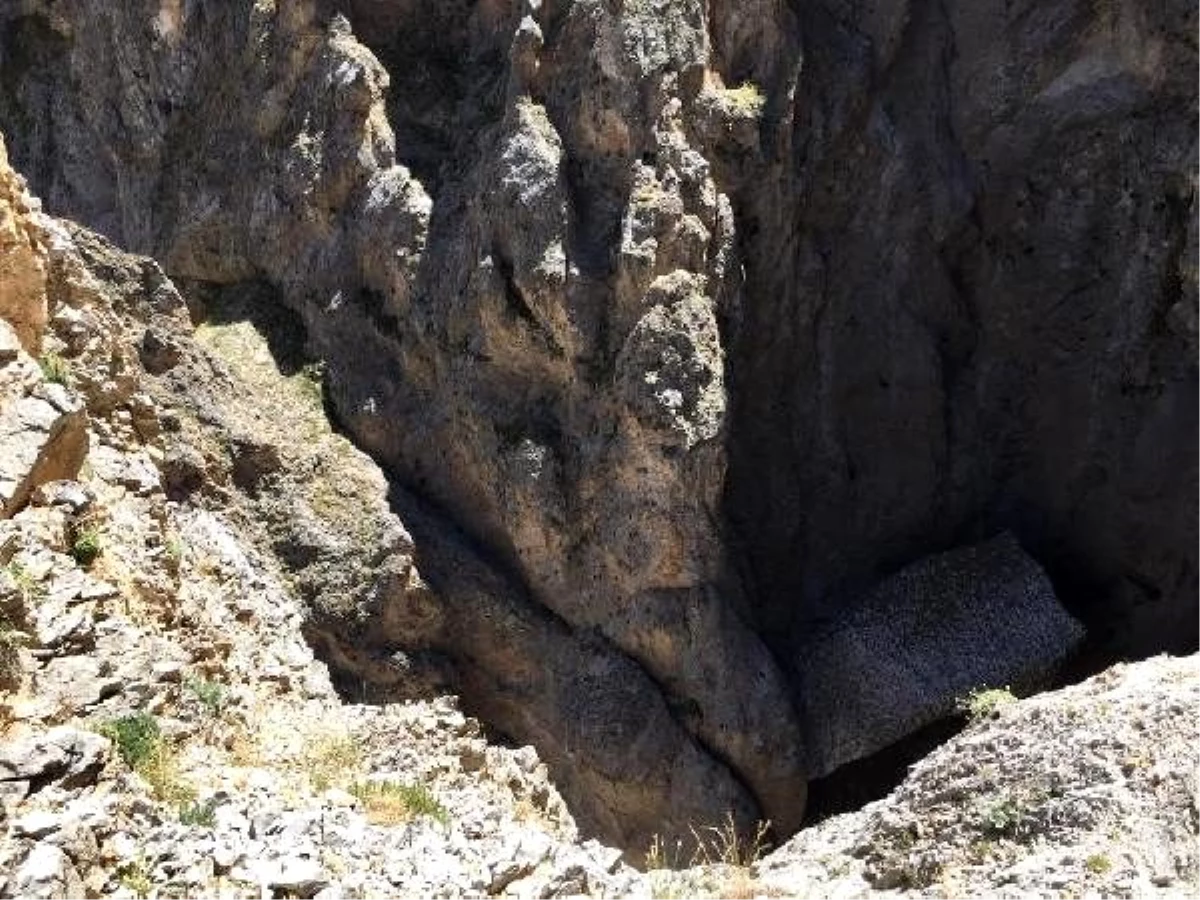 3 teröristin öldürüldüğü operasyonda askerler, halatla mağaraya tırmanmış